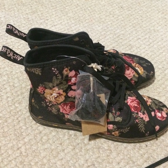 Dr martens floral combat boots NWT