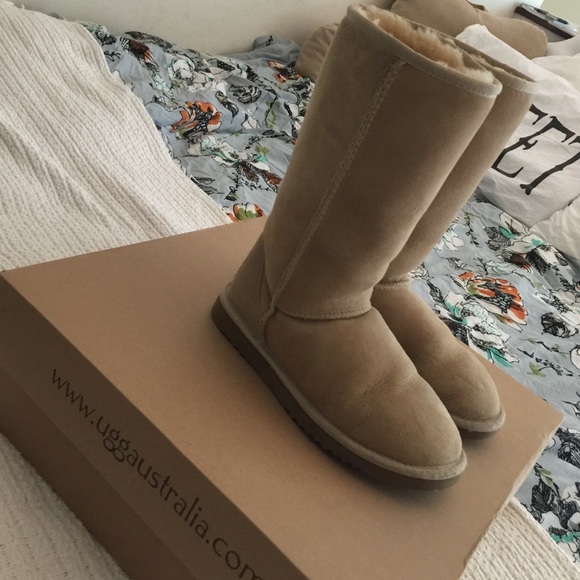 Sand colored uggs size 5 in great condition
