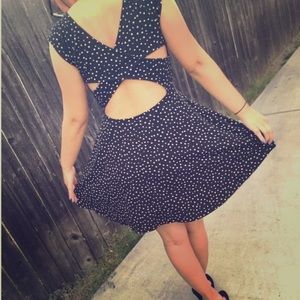 ✨SUPER CUTE BACK CUT OUT DRESS!✨👌🏽