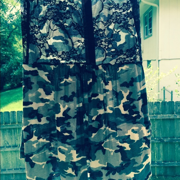 Camo flow top with lack back💚 - Picture 2 of 4
