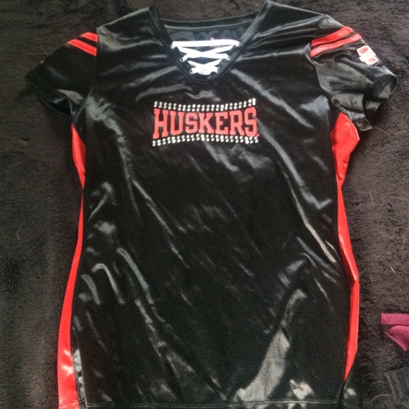 black husker top