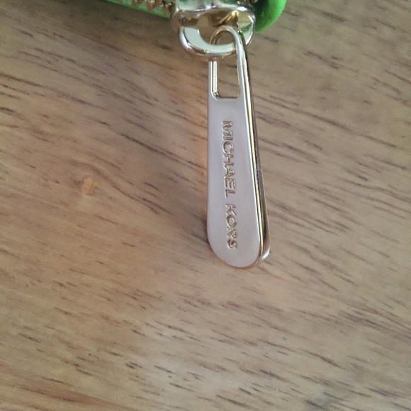 SOLD Michael Kors zipped wallet lime green - Picture 2 of 4