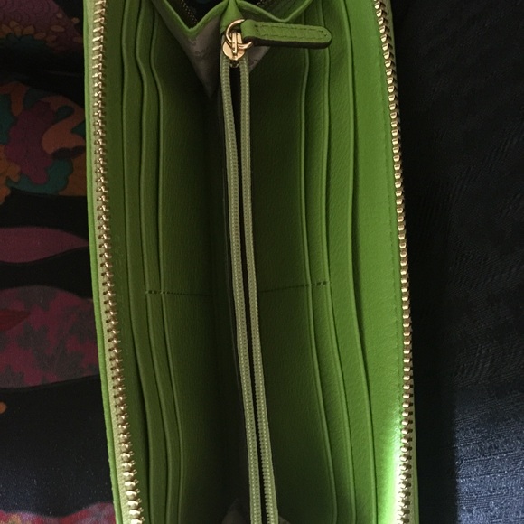 SOLD Michael Kors zipped wallet lime green - Picture 3 of 4