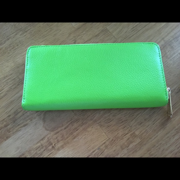 SOLD Michael Kors zipped wallet lime green - Picture 4 of 4