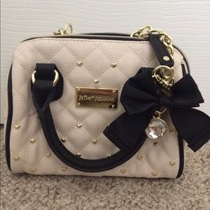 Cross body Betsey Johnson purse 💕