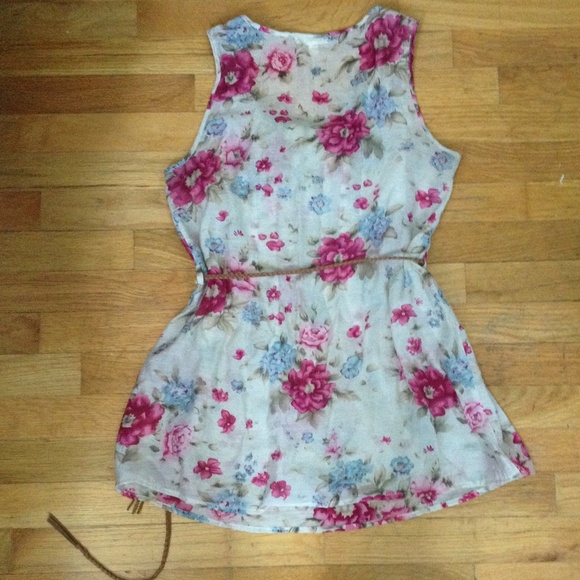 Sleeveless Floral Top - Picture 3 of 3