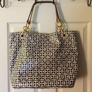 Tommy Hilfiger large purse 💚