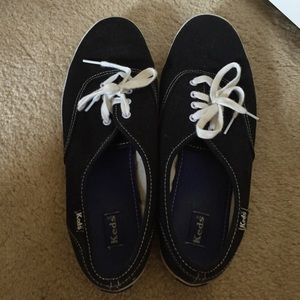 Black low rise keds