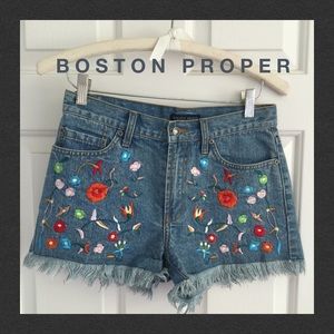 🌺Adorable🌺 embroidered, fringed denim shorts