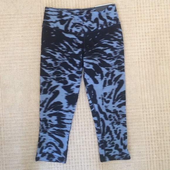 NEW Nike legend dri fit crop