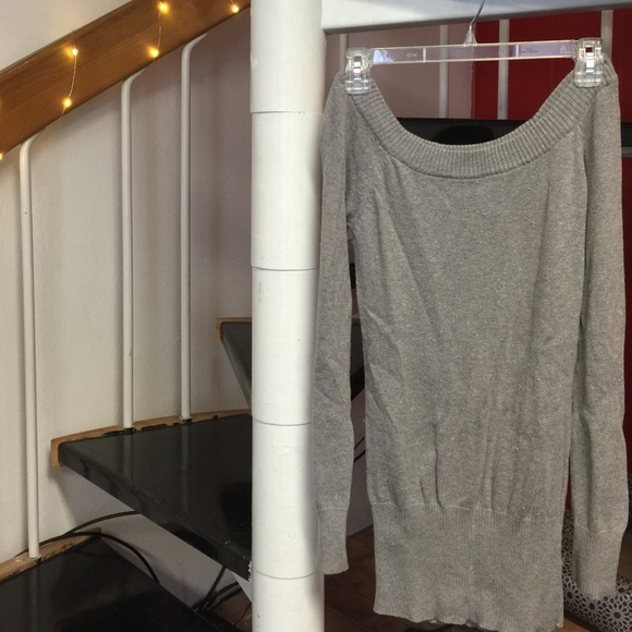 ✌🏻️SOLD✌🏻Off the shoulder Sweater - Picture 1 of 2