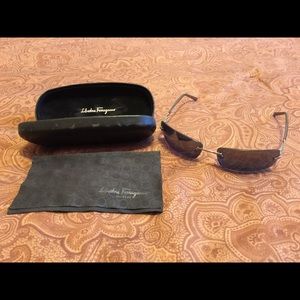 Salvatore Ferragamo Sunglasses W / Case