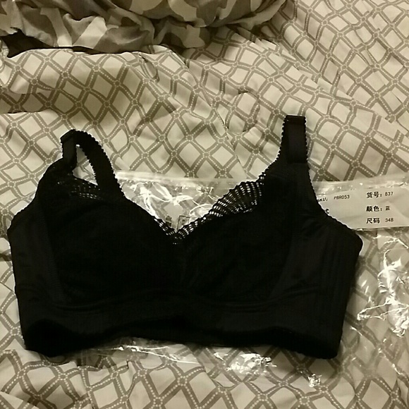 Black lacy bra with tag