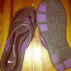 Size 8 nike comfort flip flops!
