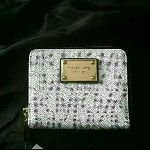 Michael Kors Jet Set MD Zip Around