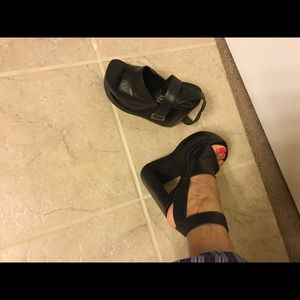 🚫SOLD on eBay🚫NYLA Vintage black leather sandals