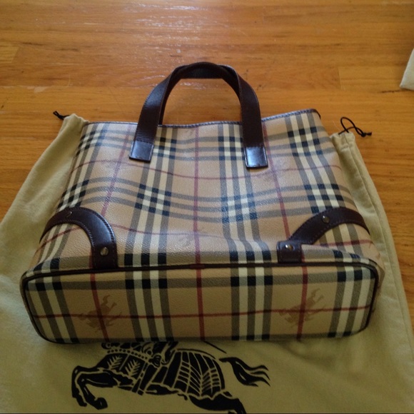 🚫SOLD 🚫 Authentic Burberry Buckleigh Medium Tote - Picture 2 of 4