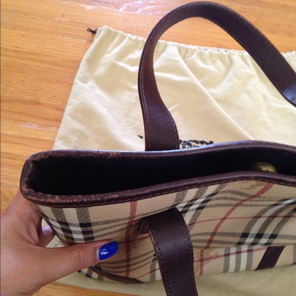 🚫SOLD 🚫 Authentic Burberry Buckleigh Medium Tote - Picture 3 of 4