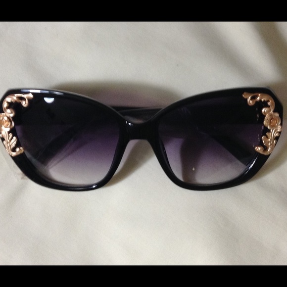 Accessories - Gold and Black Vintage Flower Design Sunglasses