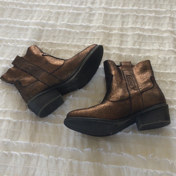 NIB Charles by Charles David bronze suede booties - Picture 3 of 3