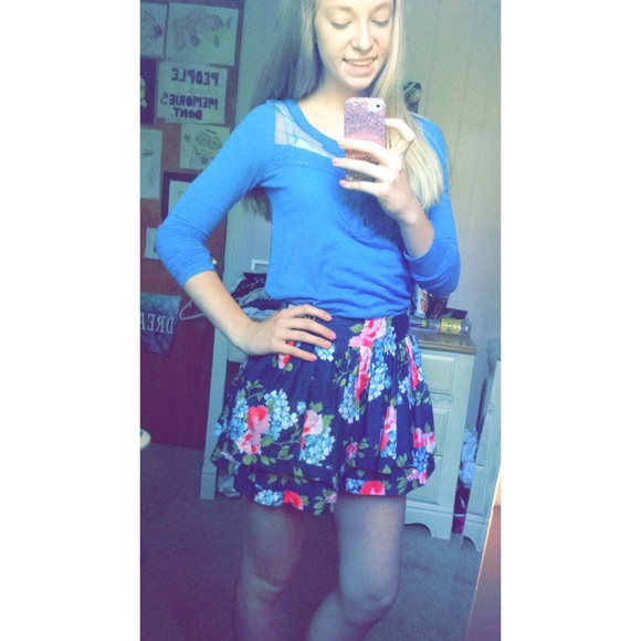 Abercrombie & Fitch Floral Skirt 🌸 - Picture 3 of 4