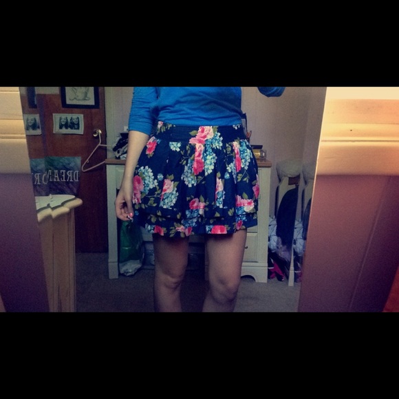 Abercrombie & Fitch Floral Skirt 🌸 - Picture 4 of 4