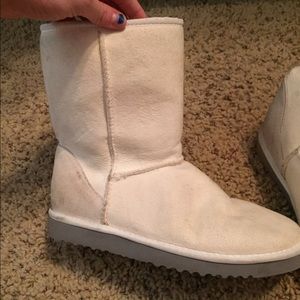 Creme colored short boot Uggs