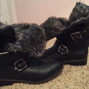 Short black fur boots