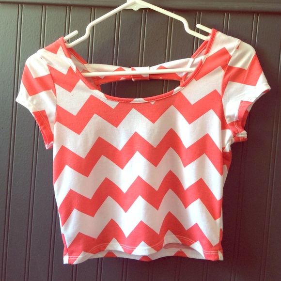 Chevron Print Top with Bow Cut-outs on Back - Picture 1 of 4