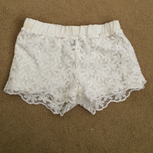 White daisy lace patterned shorts