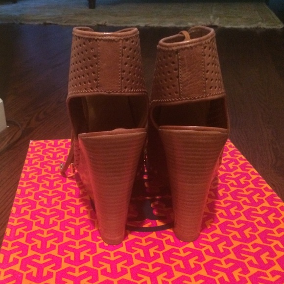 Tory Burch Royal Tan Open Toe Wedges - Picture 3 of 4