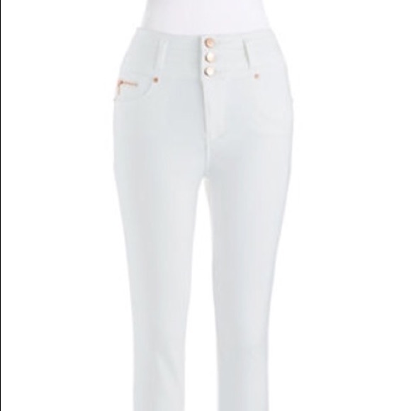 White high-waisted jeans ✨