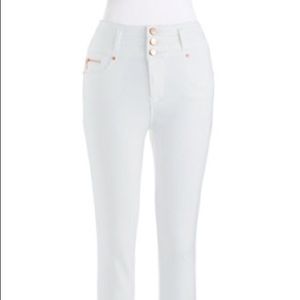 White high-waisted jeans ✨