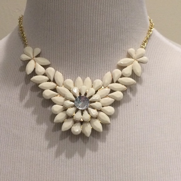 Beige floral necklace