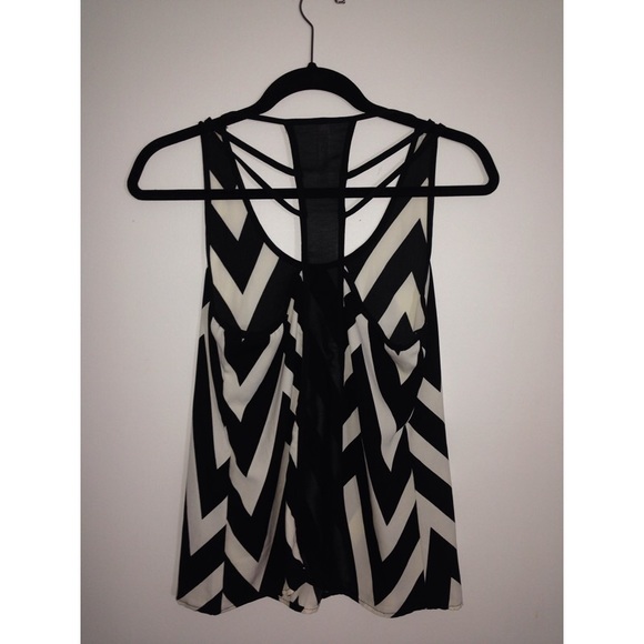 Black & white chevron pattern top - Picture 2 of 2