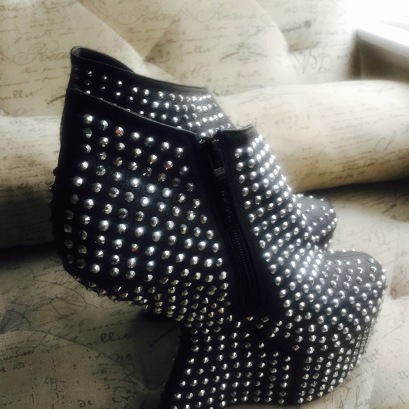 Bulk stud heels