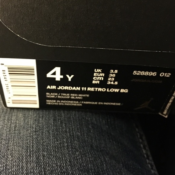 Bred 11 low DS ! Size 4.