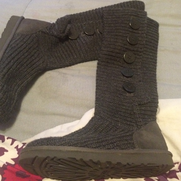 I'm am selling grey knitted uggs