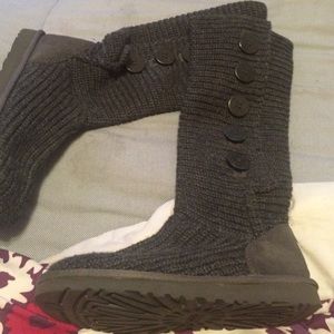 I'm am selling grey knitted uggs