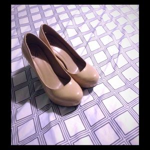 Nude pumps