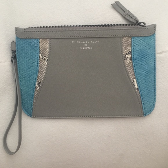Large wristlet in grey