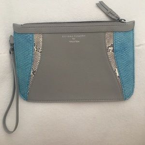 Large wristlet in grey