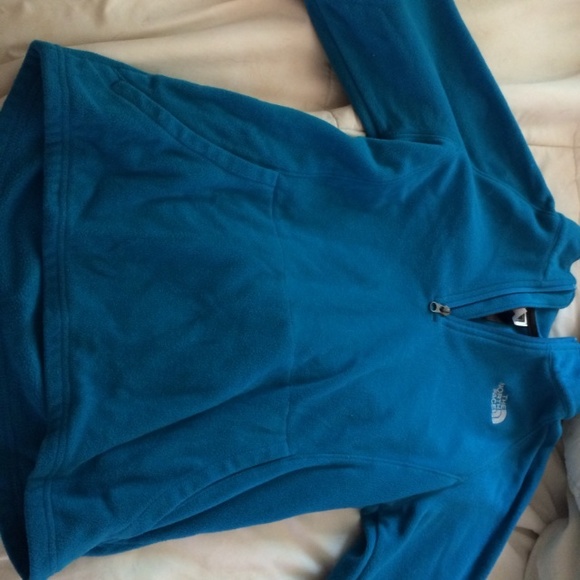A cute north face fleece never worn