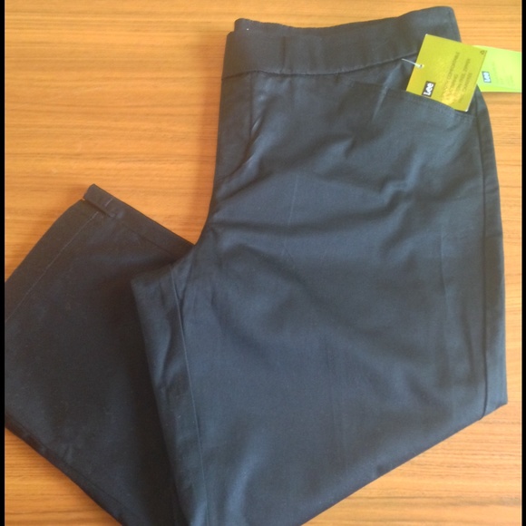Black flat front, pull on, stretch cotton capris.
