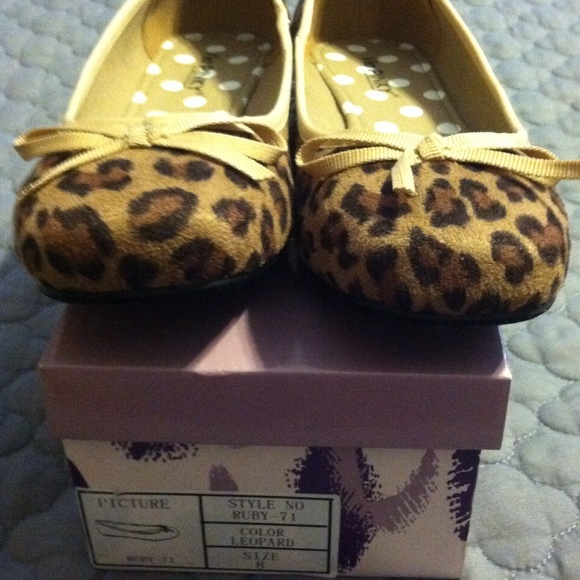 via pinky collection Shoes - Via Pinky Leopard Flats Sz 8 NEW