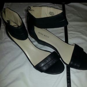 Blk Nine west sandles