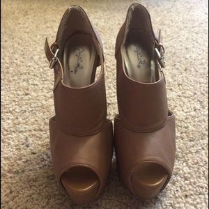 Light brown/ nude heels!