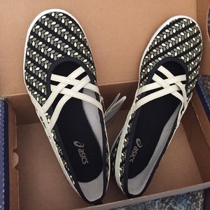 NWT - Asics "Zavanna" casual slip-on