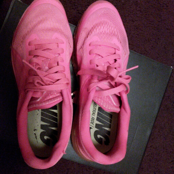 Nike running shoes.i accept paypalllll.on hold