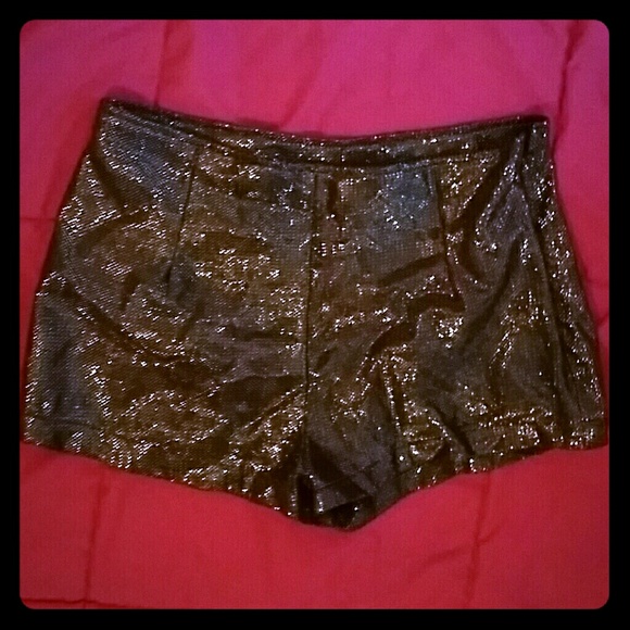 Mettallic short shorts